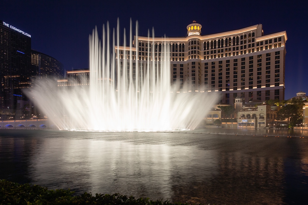 bellagio fountains in las vegas by night.