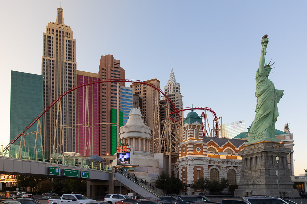 new york hotel in las vegas with statue of liberty at the front of hotel.