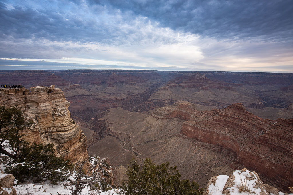 people staying at the Mather Point, and admiring the abbys of the Grand Canyon.