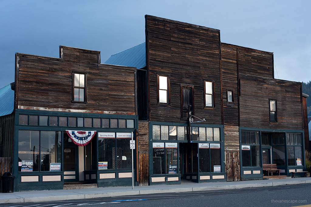 old wooden buildings alang the main street from Northern Exposure.