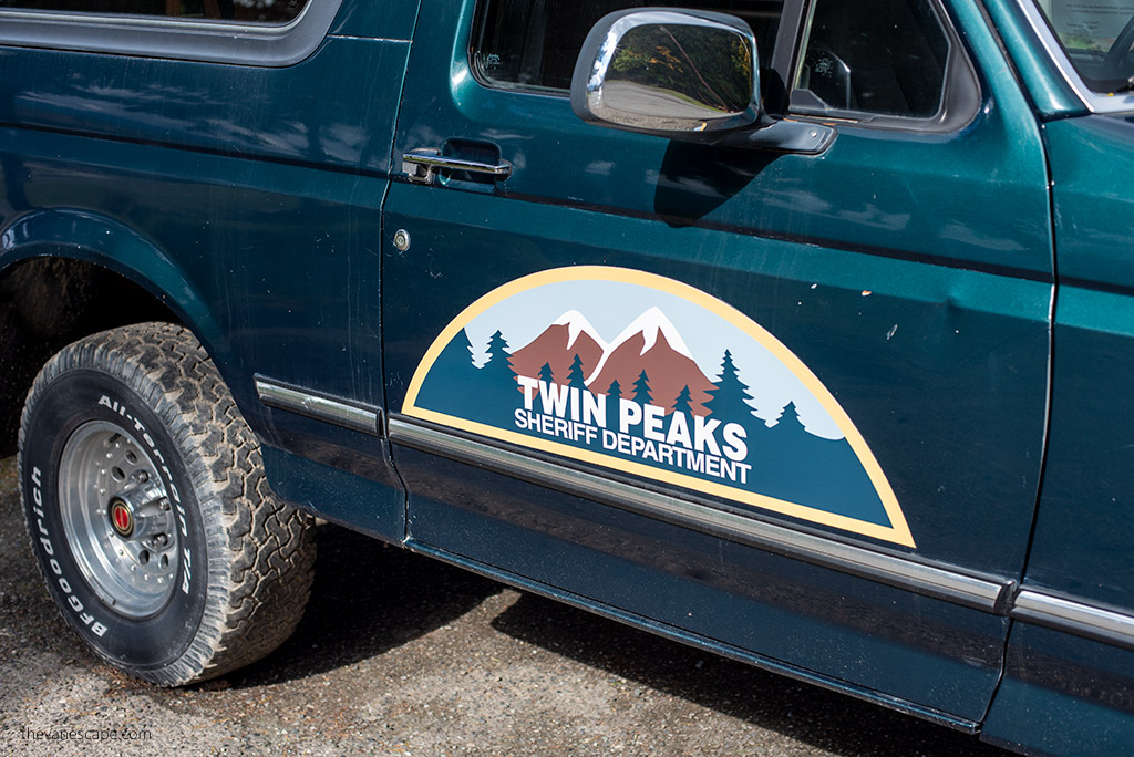 sheriff car with the inscription on it: Twin Peaks Sheriff Department.