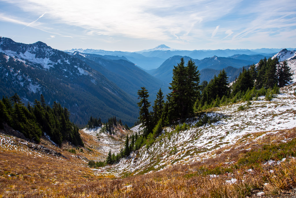 hiking trail with stunning mountain vistas in Mount Rainier. 