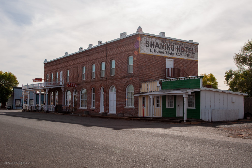 Shaniko hotel made from red bricks, which is open again for tourist from August 2023.