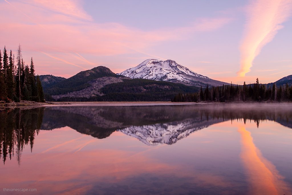 Sparks Lake during sunrise near Sisters, Oregon: mountain reflections in the water, the sky is pink.