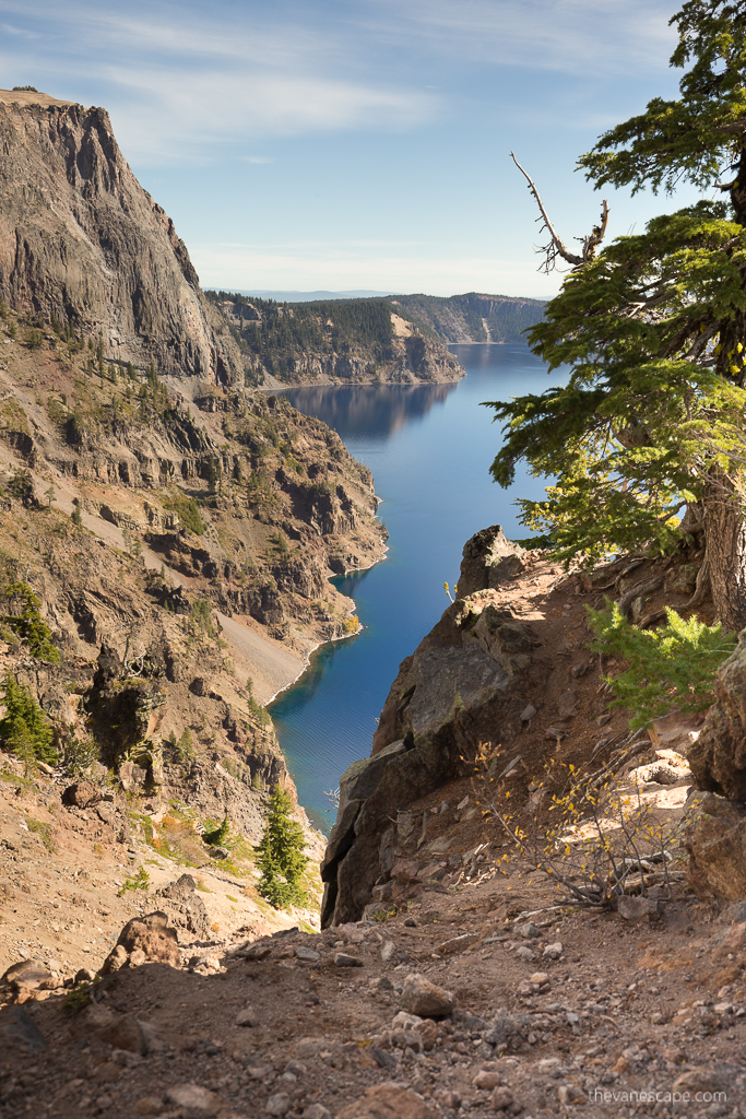 hiking trail around crater lake: the view of Rim and the water in the lake.