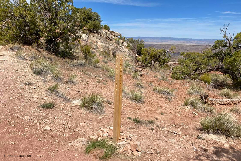 sigh on the trailhead