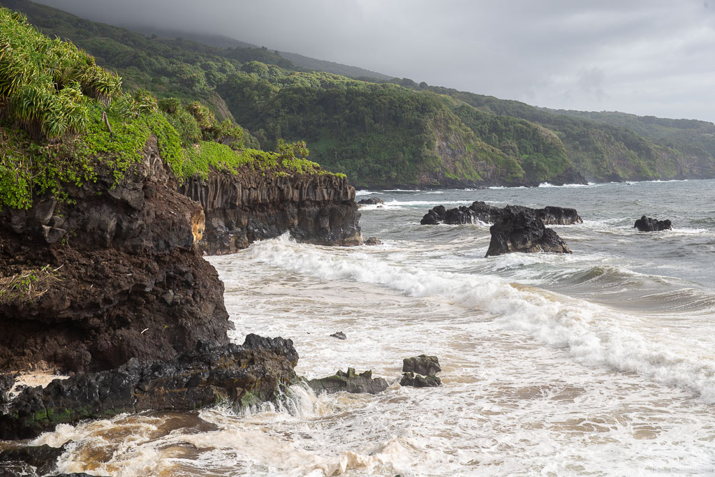 Seven Sacred Pools on Maui - ‘Ohe’o Gulch: cliffs and rough sea 