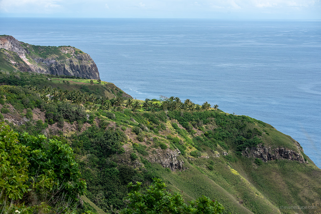 Kahekili Highway: the sea view from the cliff.