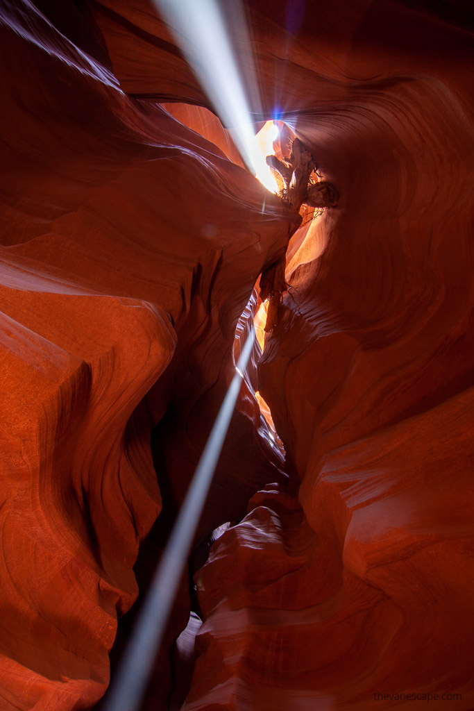 Upper Antelope Canyon Tour: Light Beams between orange walls.