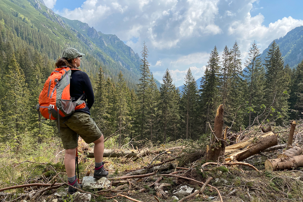 Agnes Stabinska in KUHL SPLASH 11"  and backpack in the forest with the mountain view.