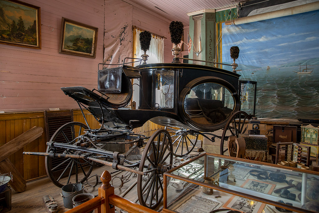 Bodie State Historic Park: old carriage inside the museum.