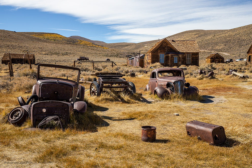 Bodie State Historic Park: old cars and buildlings.