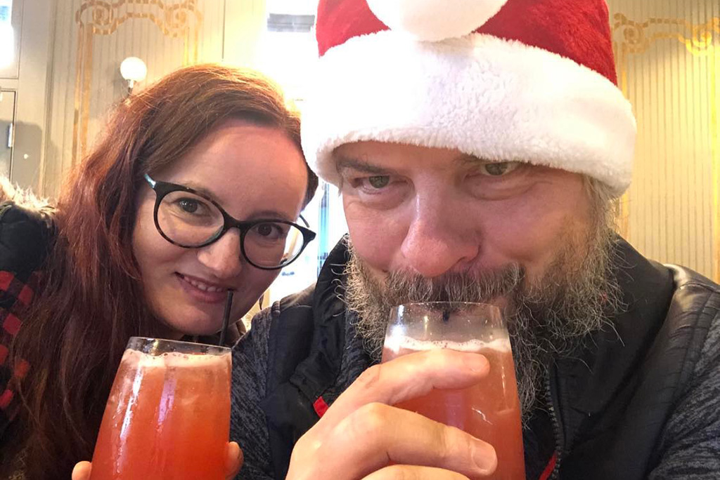 Agnes Stabinska, the author, and Chris Labanowski, owners of the Van Escape blog, drinking coctails on Burbon Street during Christmas in New Orleans.