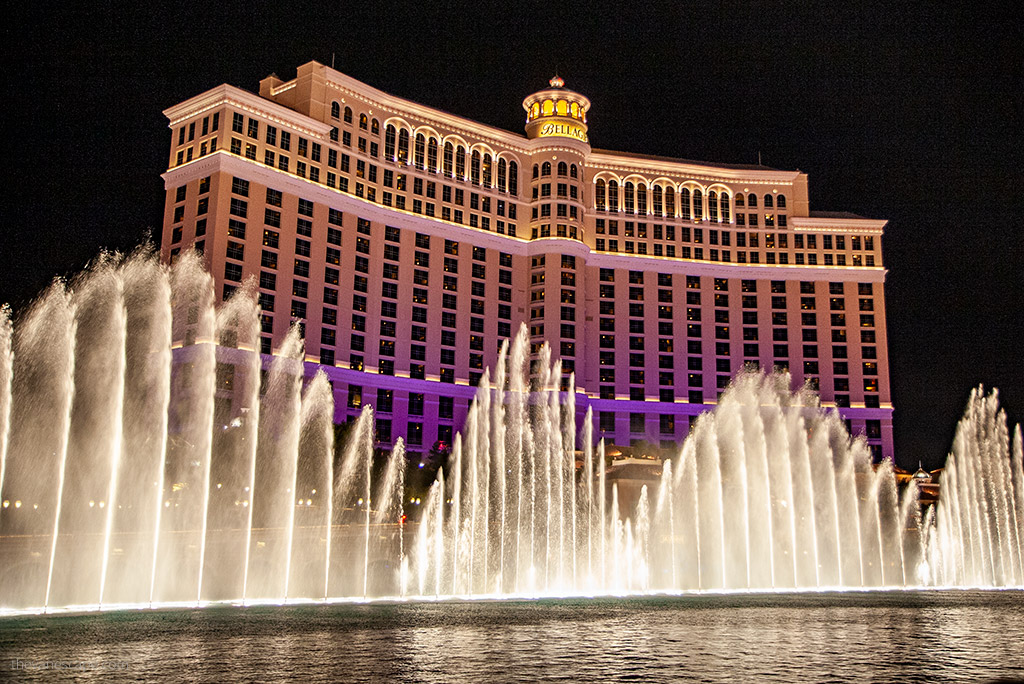 Dancing fountains at the front of Bellagio hotel by night.