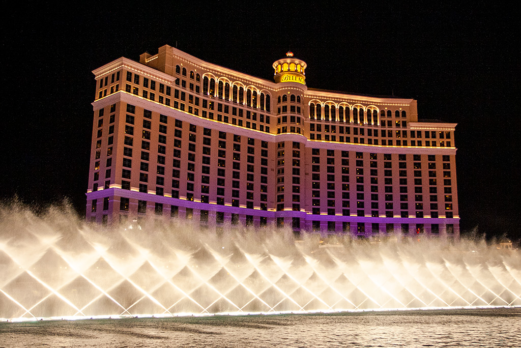 las vegas itinerary: hotel bellagio with fountains by night.