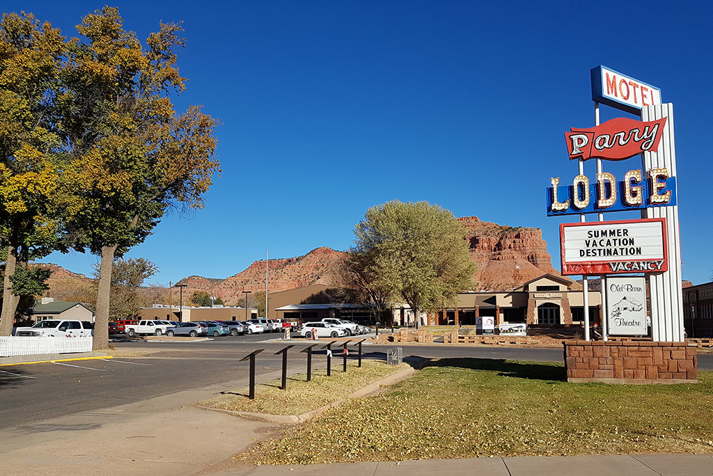 where to stay in Kanab - Parry Lodge