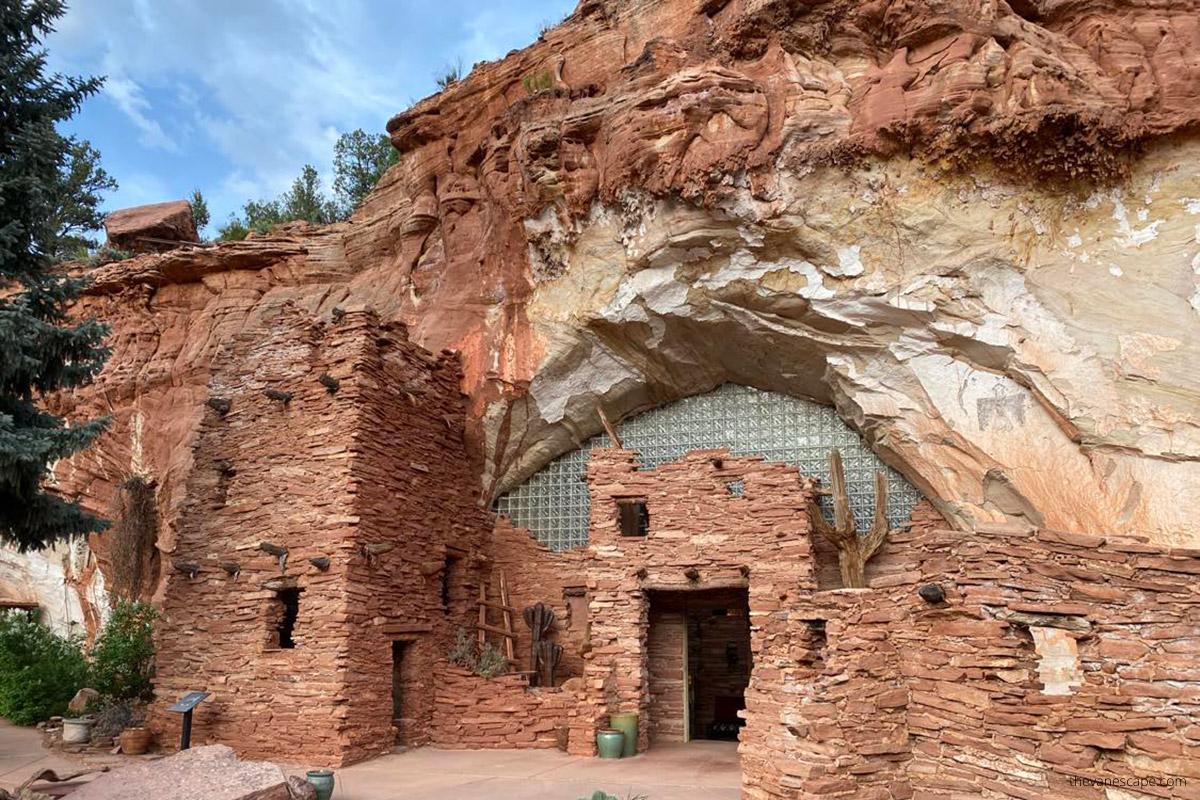 rock entrance to Moqui Caves Museum.