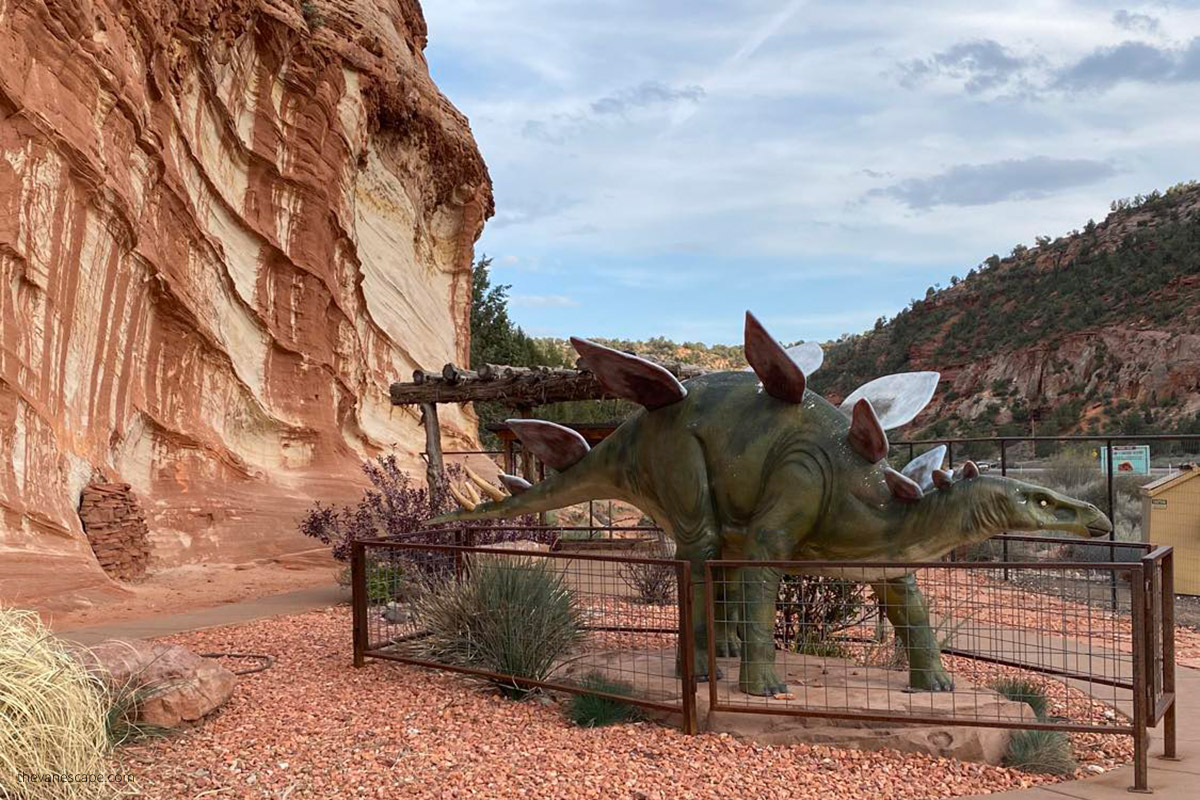dinosaur sculpture at the fron of Moqui cave museum.